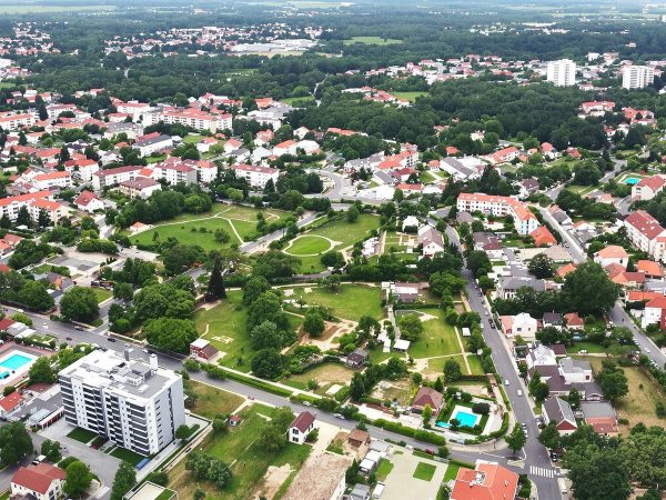 Vedere aeriană a clădirilor rezidențiale din România.